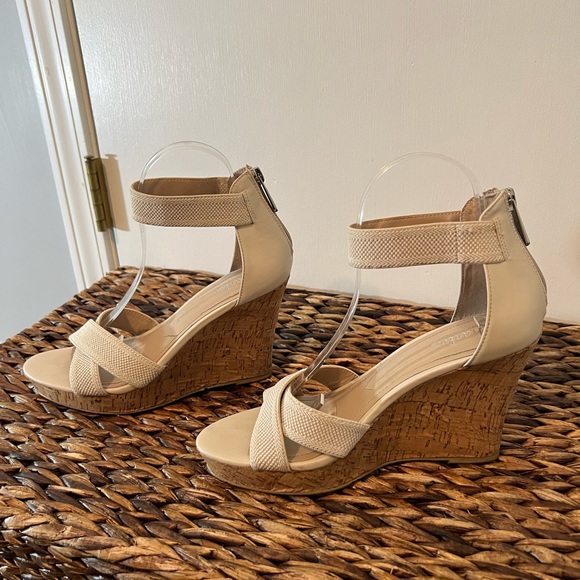 CHARLES BY CHARLES DAVID Cream Wedge with Cork Heel and Zipper Size 8.5 - Picture 6 of 10